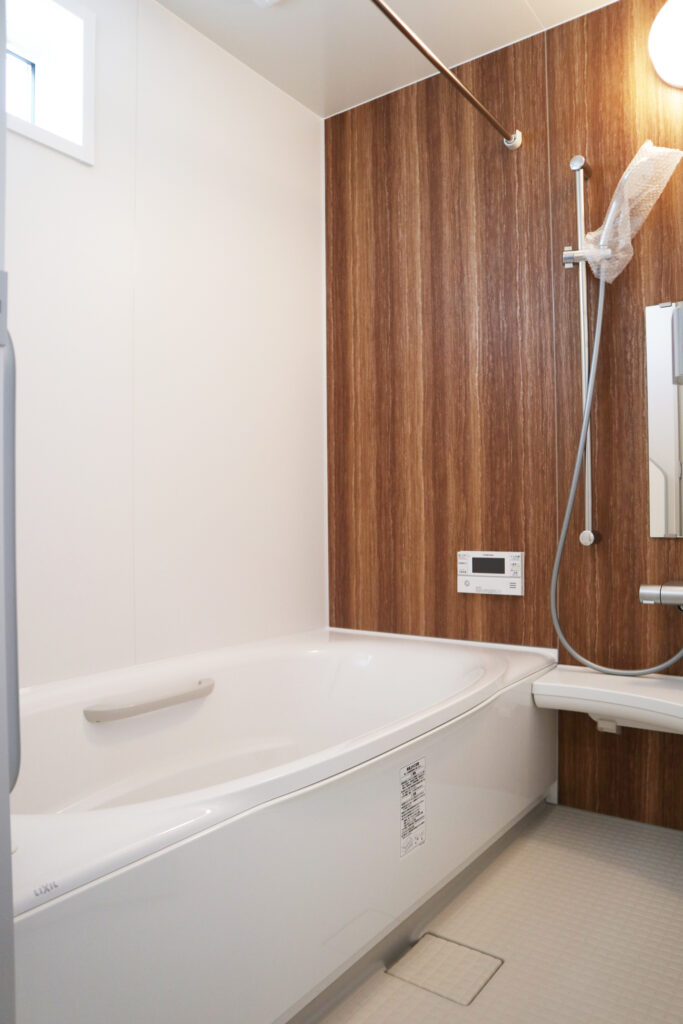 木目調の上品な浴室デザイン