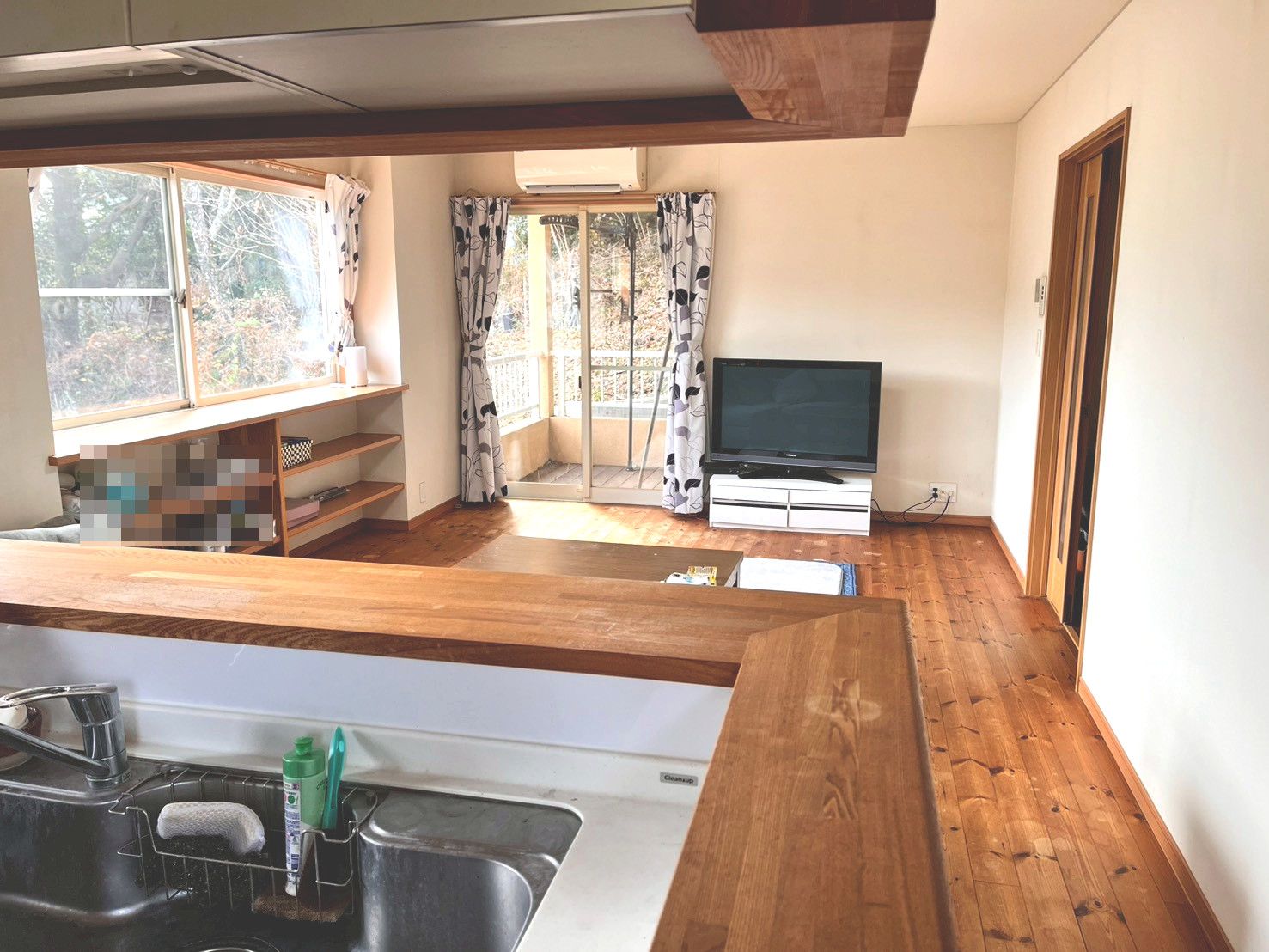 キッチン テレビを見ながらクッキング