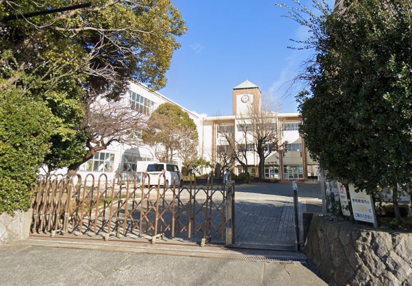 第一小学校（徒歩4分290ｍ）と安心です