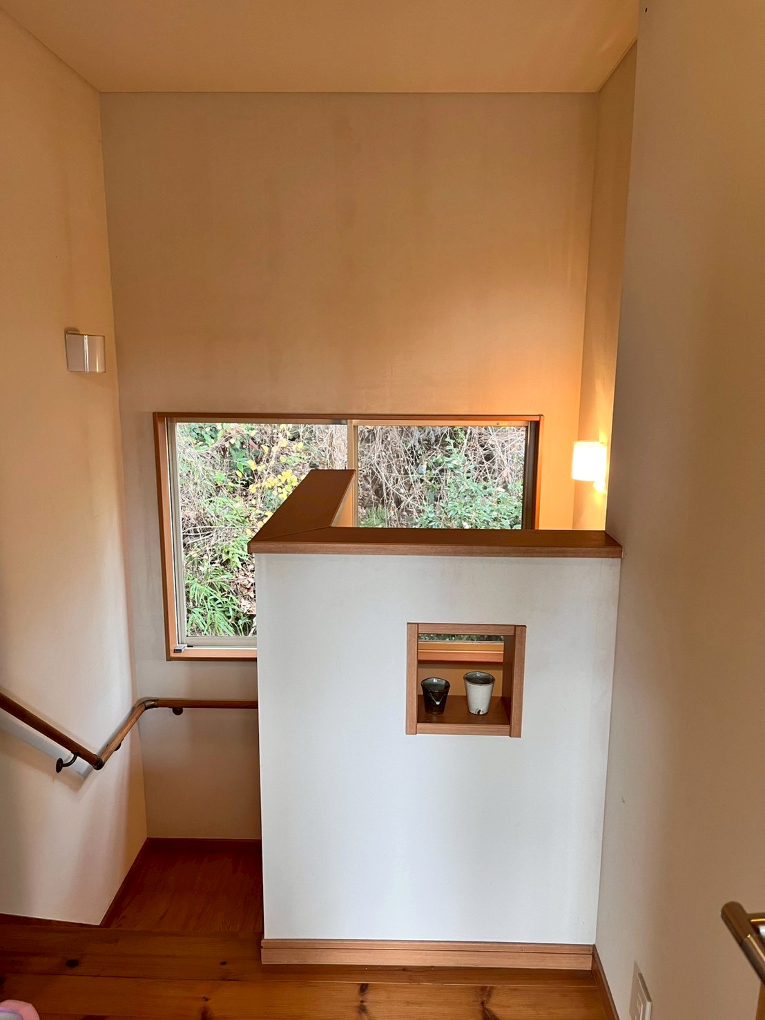 小窓をあしらったホール