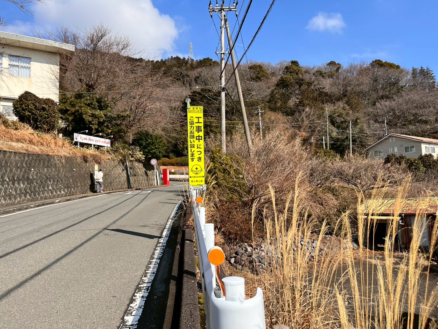 バス停のある通り沿い