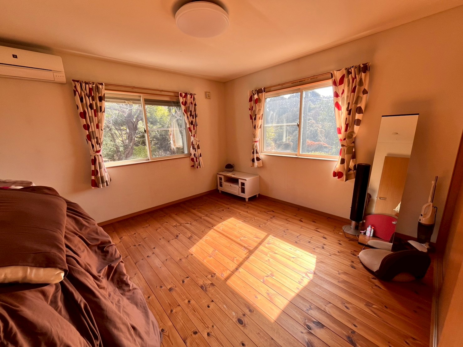 洋室　無垢の床が温かみを感じます